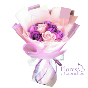 Ramo en rosas eternas moradas